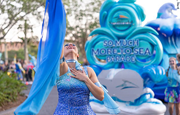 SeaWorld So Much More To Sea Parade performer