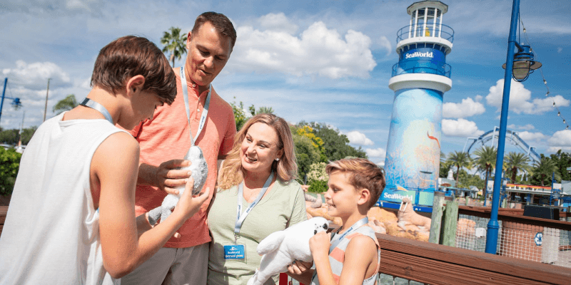 Family redeeming Pass Member Rewards at SeaWorld Orlando