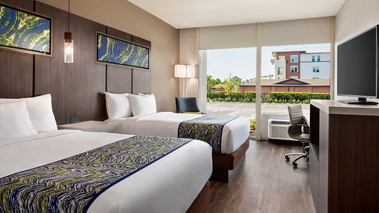 LaQuinta Inn & Suites by Wyndham Orlando IDrive Theme Parks Room