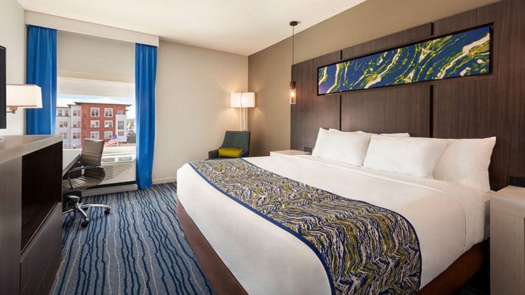 LaQuinta Inn & Suites by Wyndham Orlando IDrive Theme Parks Room