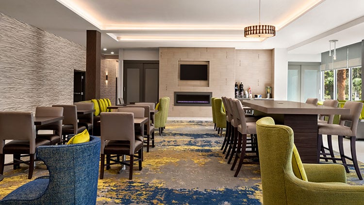 LaQuinta Inn & Suites by Wyndham Orlando IDrive Theme Parks Lounge
