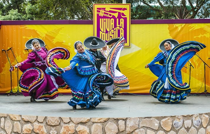 SeaWorld Viva La Musica dancers