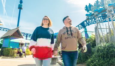 Couple walking around SeaWorld San Diego