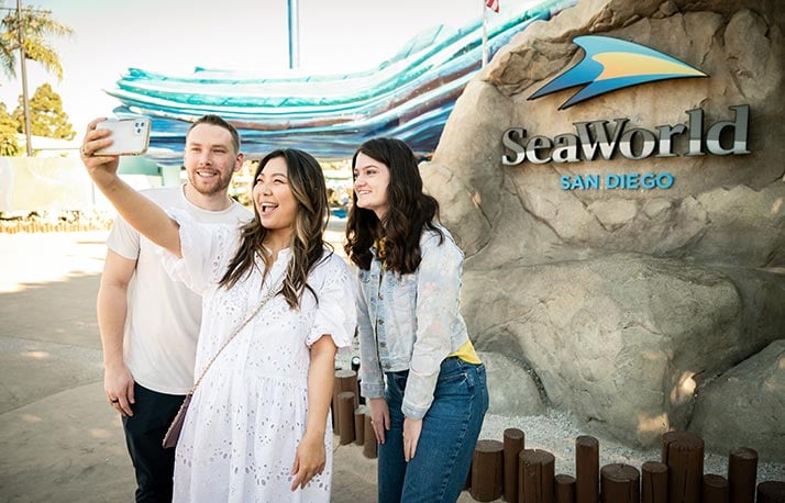 Selfie in front of SeaWorld San Diego entrance